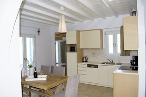 Geladeira, fogão, cooktop, cafeteira/chaleira