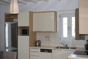 Geladeira, fogão, cooktop, cafeteira/chaleira