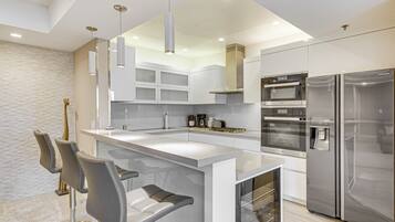 Coffee/tea maker, fridge, microwave, stovetop