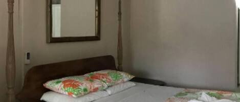 12 habitaciones, escritorio y tabla de planchar con plancha