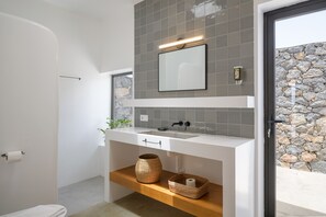 Regadera, secadora de cabello, toallas 