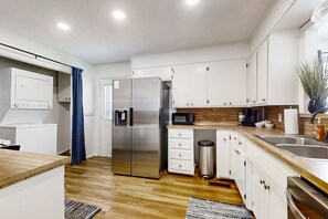 Frigorífico, microondas, horno y placa de cocina