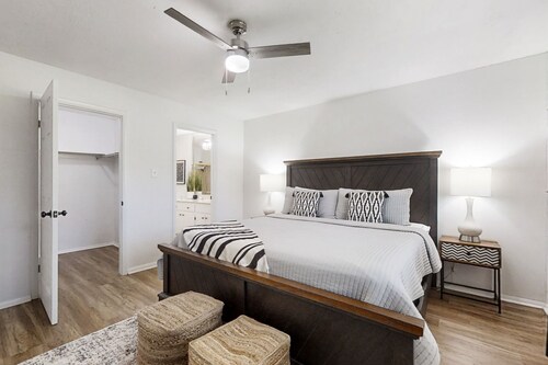 Exquisite Condo with Designer Interiors Near Oaklawn Race Track