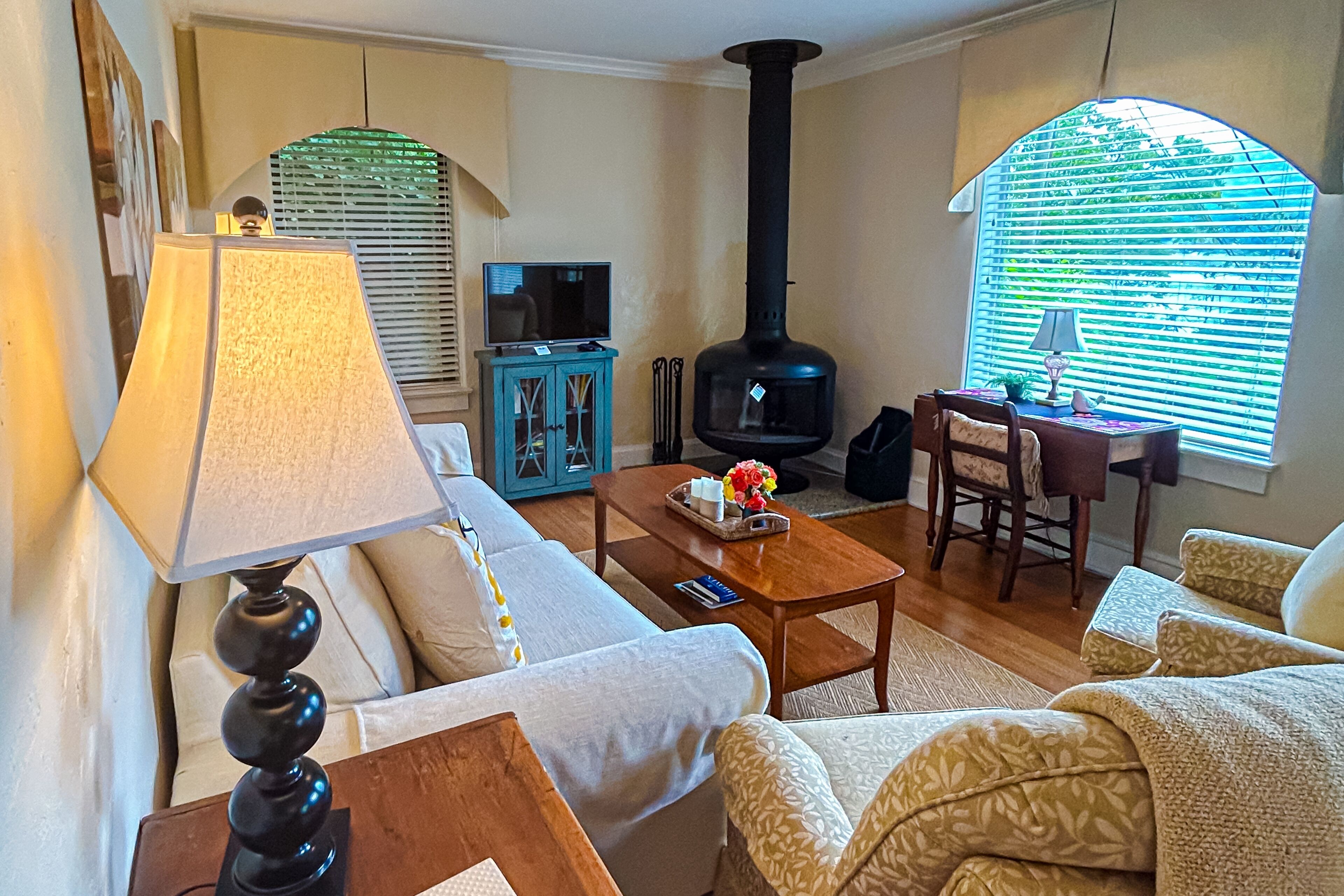 Tranquil Lake Junaluska cottage: serene views, modern comforts, adventure