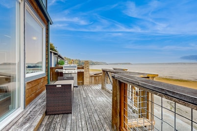 Stunning waterfront townhouse with private deck, full kitchen & water views