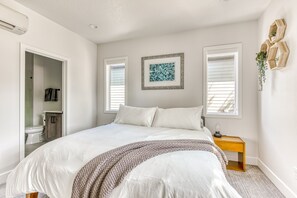 2 bedrooms, iron/ironing board, Internet, bed sheets - Government Camp Chalet: Your Ultimate Ski Retreat in the Cascades (Government Camp)