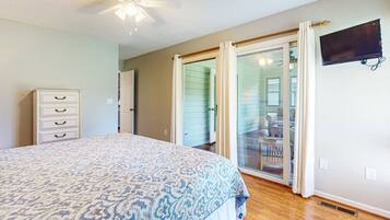 3 bedrooms, iron/ironing board, internet, bed sheets