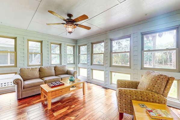 TV, ping pong - Golf course-front condo with screened sunroom & minutes from beach (Edisto Beach)