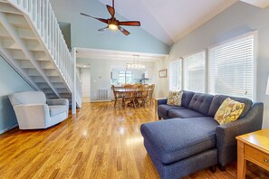 TV, ping pong - Golf course-front condo with screened sunroom & minutes from beach (Edisto Beach)