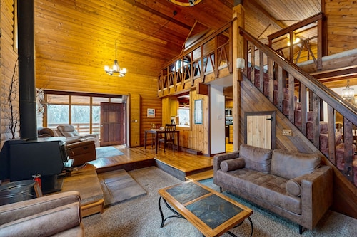 Picturesque dog-friendly log cabin with stunning views and wood stove