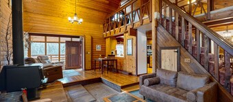 Picturesque dog-friendly log cabin with stunning views and wood stove