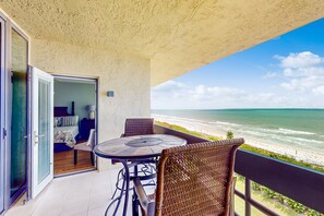 Outdoor dining - Oceanfront condo with shared pool, ocean view, WiFi, & washer/dryer (Longboat Key)