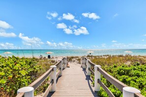 On the beach - Oceanfront condo with shared pool, ocean view, WiFi, & washer/dryer (Longboat Key)