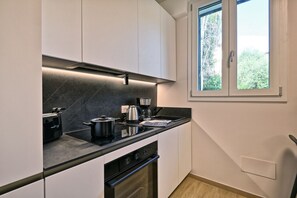 Fridge, oven, dishwasher, coffee/tea maker - Appartamento Promontorio by Theater Home - in the heart of Toscolano Maderno (Toscolano-Maderno)