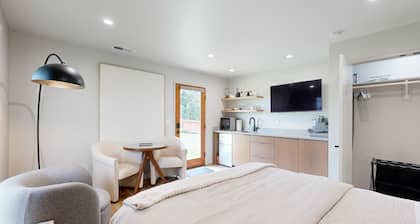 Stylish cottage with river views, central location, & modern amenities