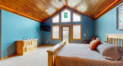 Pool View Condo, with Jetted Tub, Fireplace, Shared Pool & Resort Amenities