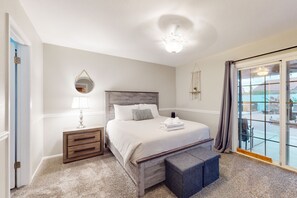 4 bedrooms, iron/ironing board, Internet, bed sheets - Fun-filled, modern home with game room, heated pool, hot tub, grill (Chandler)