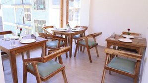 朝食 (ビュッフェ)、毎日提供 (無料)