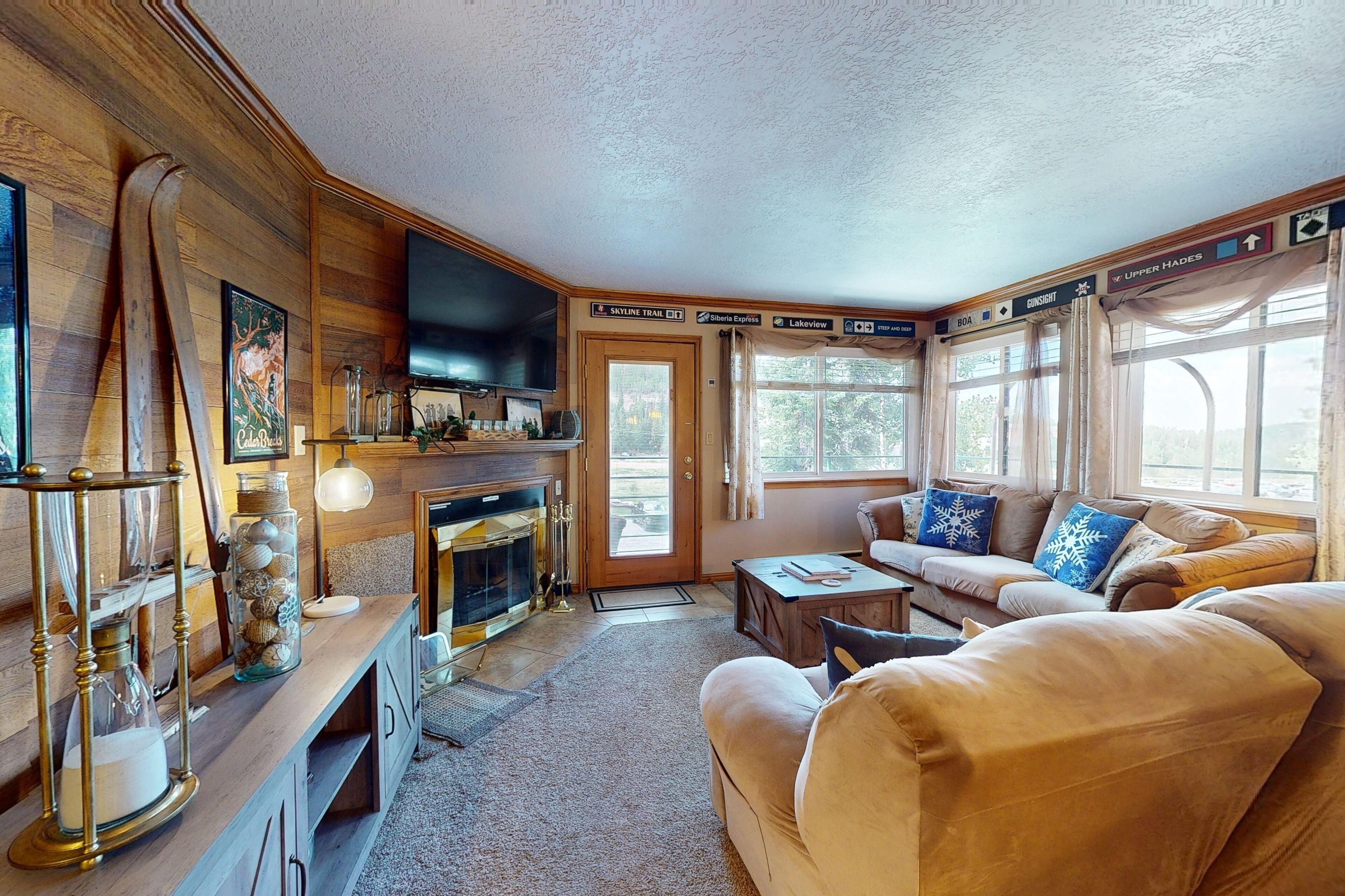 Charming condo w/ shared hot tub, ski-in/out, free WiFi