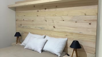 Decoración personalizada, escritorio y espacio para trabajar con laptop