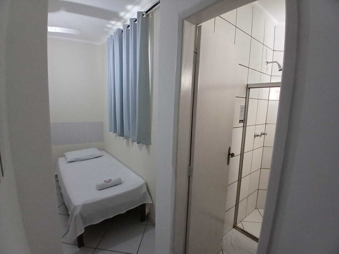 Quarto solteiro standard | Individualmente decorados, escrivaninha