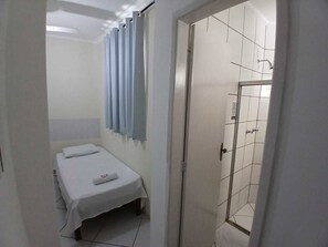 Habitación individual estándar | Decoración personalizada, escritorio y espacio para trabajar con laptop 