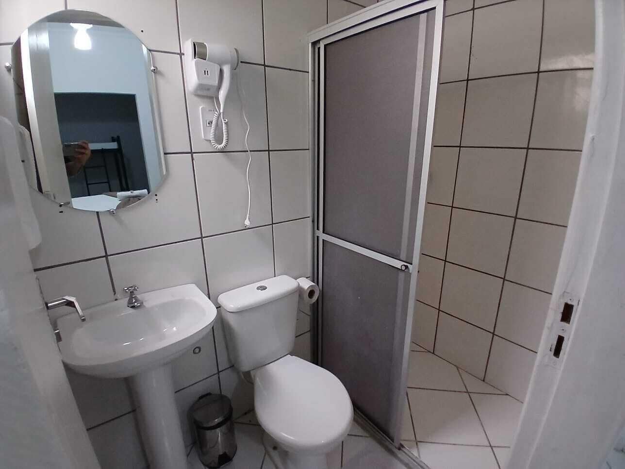 Habitación cuádruple superior | Baño | Toallas y papel de baño 