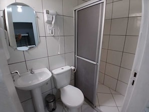 Superior Quadruple Room | Bathroom | Towels, toilet paper - Hotel Aconchegante (Jequie)