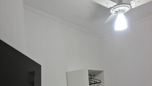 Enkeltrom – standard | Skrivebord, skrivebord for bærbar PC og wi-fi (inkludert)