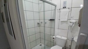 Tomannsrom – superior, aircondition | Bad | Håndklær og toalettpapir