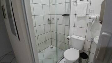 Quarto duplo superior, ar-condicionado | Banheiro | Toalhas de banho, papel higiênico