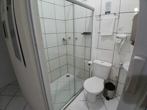 Chambre Supérieure avec lits jumeaux, climatisation | Salle de bain | Serviettes fournies, papier toilette