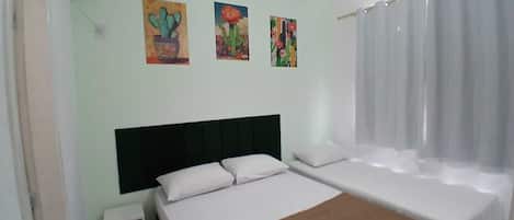 Quarto quádruplo superior | Individualmente decorados, escrivaninha