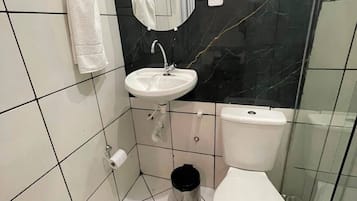 Executive Triple Room, Air conditioning | Bathroom | Towels, toilet paper