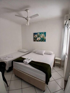 Decoración personalizada, escritorio y espacio para trabajar con laptop 