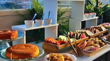 Café da manhã com buffet grátis todos os dias