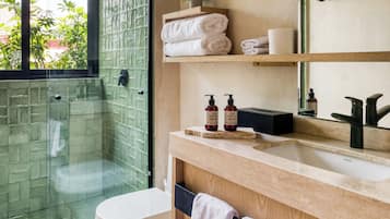 Family Apartment, City View | Bathroom