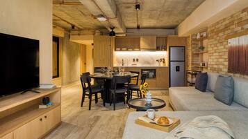 Apartamento superior, vistas a la ciudad | Cocina privada | Frigorífico grande, microondas, placa de cocina y utensilios de cocina