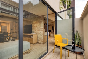 Apartamento superior, vista para a cidade | Terraço/pátio