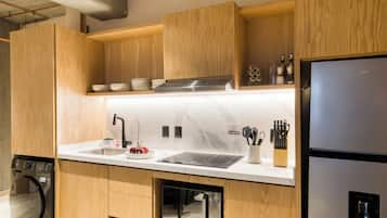 Departamento Deluxe, vista a la ciudad | Cocina privada | Refrigerador con congelador, microondas y parrilla de estufa