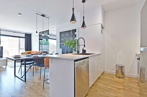 Køleskab, mikrobølgeovn, ovn, kogeplade