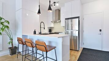 Kjøleskap, mikrobølgeovn, ovn og kokeplater