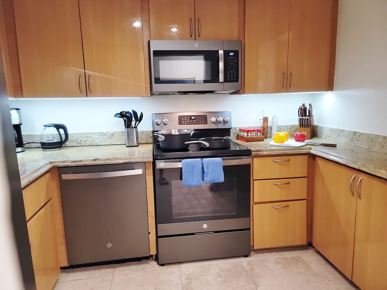 冷蔵庫、電子レンジ、オーブン、コンロ