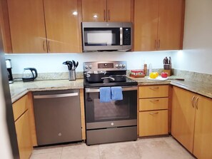 Refrigerador, microondas, horno y parrilla de estufa 