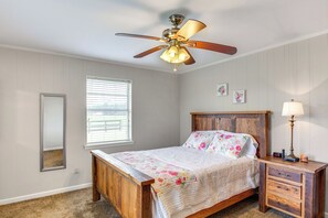 3 bedrooms, iron/ironing board, WiFi, bed sheets