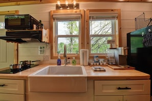 Private kitchen - Cozy cabin in charming Cosby with AC (Cosby)