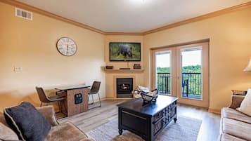 Fernseher, Kamin, Bücher