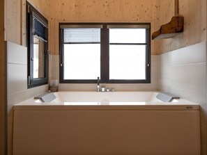 Secador de cabelo, toalhas de banho