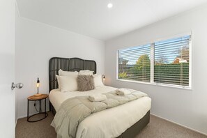 4 bedrooms, iron/ironing board, free WiFi