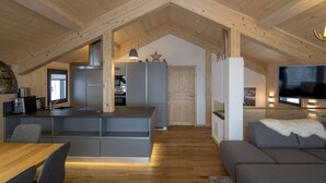 Ein modernes Loft mit Küche, Essbereich und Wohnzimmer.